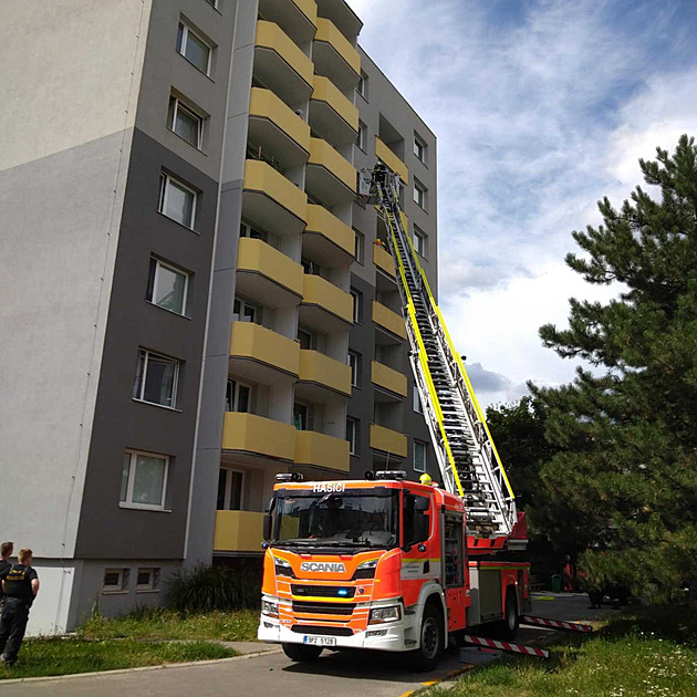 My tu uhoříme! Prostějovany vyděsil požár sklepa, hasiči evakuovali přes padesát lidí