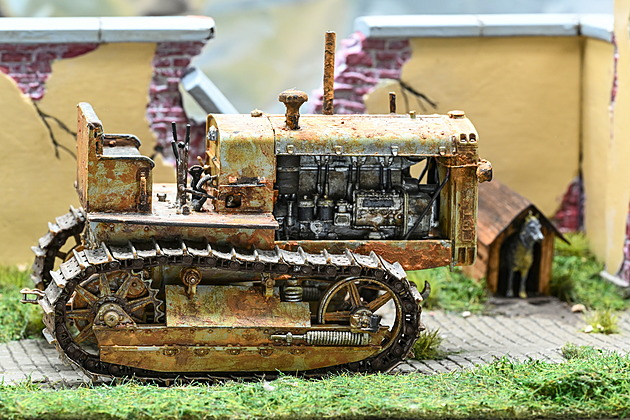 To napětí, jak model buldozeru bude vypadat ráno. Takto vznikal Stalinec