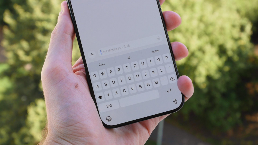 Máme potvrzeno! Na iPhonech v Česku konečně fungují RCS zprávy, i když ne všem