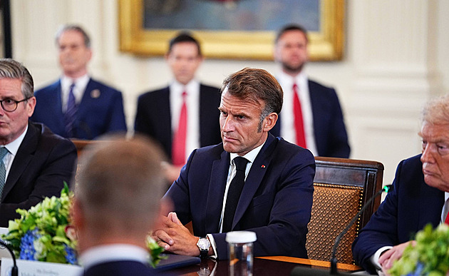 OBRAZEM: Kamenná tvář, ruka v kapse. Co o Macronovi říkají fotky z Bílého domu