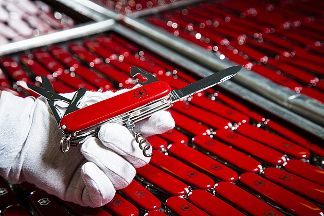 Výrobce švýcarských armádních nožů zvažuje přesun části produkce do USA