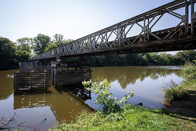 Nenáviděný dárek od USA zůstane. 77 let starý most u Pardubic místním „pije krev“