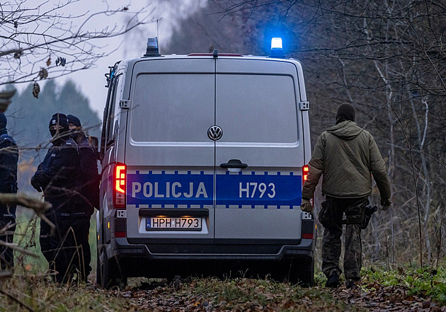 Na pole v Polsku spadl neidentifikovaný objekt. Po explozi našli úlomky