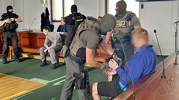 Chtěli zabít dozorce, soudí dvojici vězňů. Když jim plán nevyšel, zapálili celu