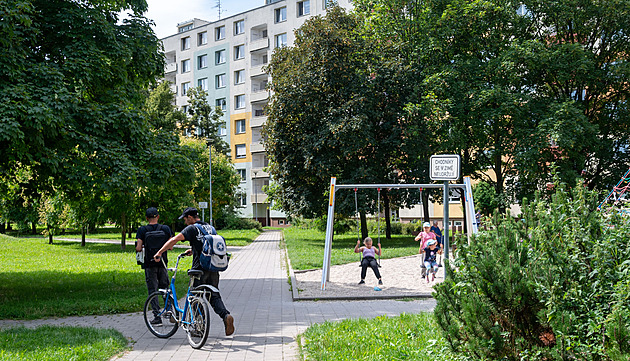 Lavičky v Kroměříži, kde se scházeli bezdomovci, jsou pryč. Obavy zůstávají