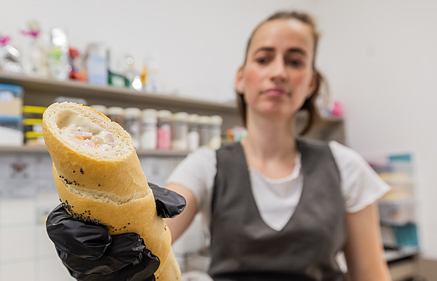 Místo párku se dovnitř vtlačí vlašák. Lahůdku v rohlíku berou turisté útokem