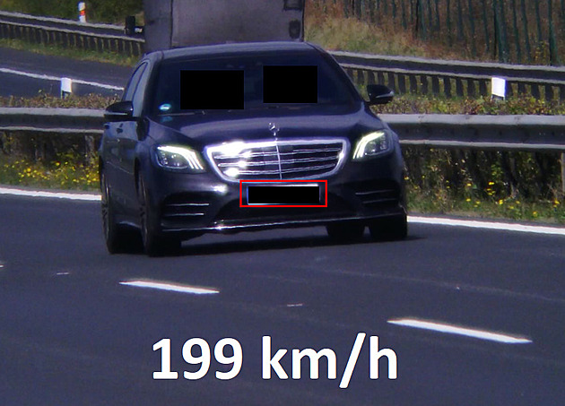 Cizinec svištěl po dálnici D7 skoro dvoustovkou, vezl novorozeně a batole