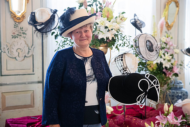 Vyšívat se dá i z rybích šupinek, říká modistka. Obléká také Jezulátko