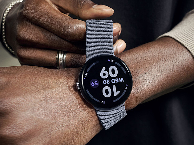 Zajímavé hodinky lákají na zakřivený displej a umí zatočit se stresem