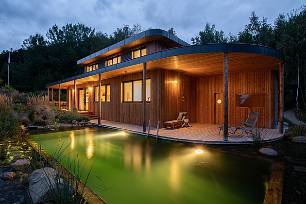 Dokonalou parcelu našla rodina náhodou. Má vysněný dům s koupacím jezírkem