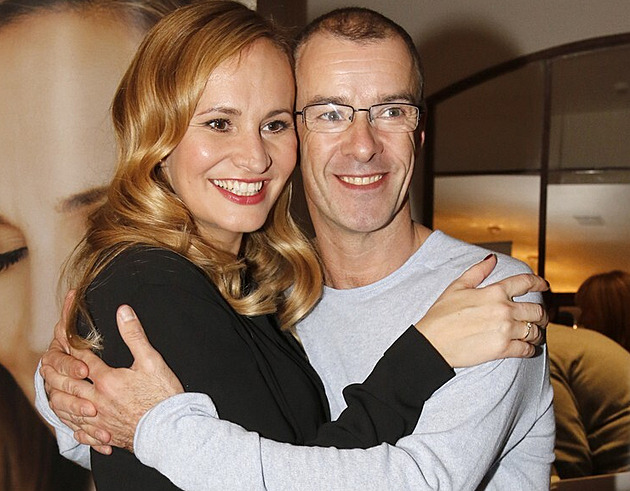 Představitel čerta z pohádky Z pekla štěstí oslavil šedesátiny svatbou s přítelem