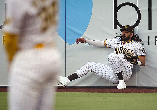 Zloděj homerunů řádí dál. Kalifornské derby ozdobila Tatísova paráda