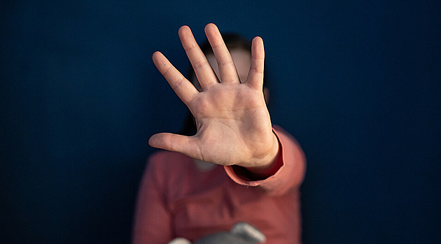 Bití, hlad i ostříhané vlasy. Manželé ženě nabídli bydlení, pak ji zotročili