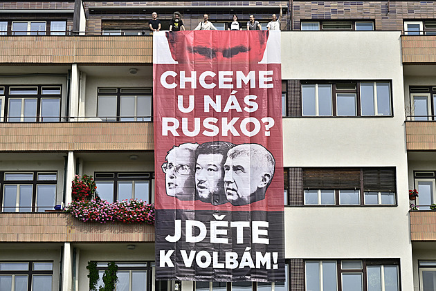 Iniciativa Kaputin vyvěsila v Praze transparent s Putinem, Babišem či Okamurou