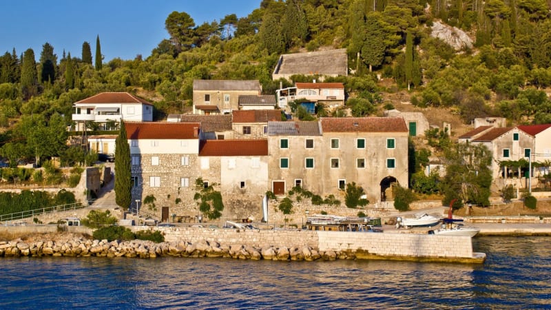 Obyvatelům chorvatského ostrova došla trpělivost. Vyháněli turisty a blokovali lodě