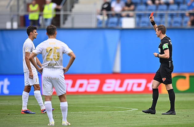 Komise udělila dvě prodloužené stopky, za červenou budou pykat Kozel i Uhrinčať