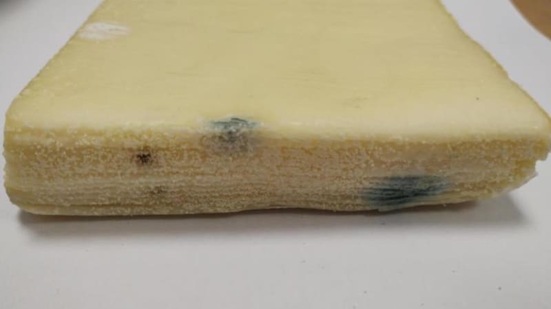 Varování před nebezpečným sýrem: Řetězec v Česku prodával plesnivou goudu. Přitom nebyla prošlá