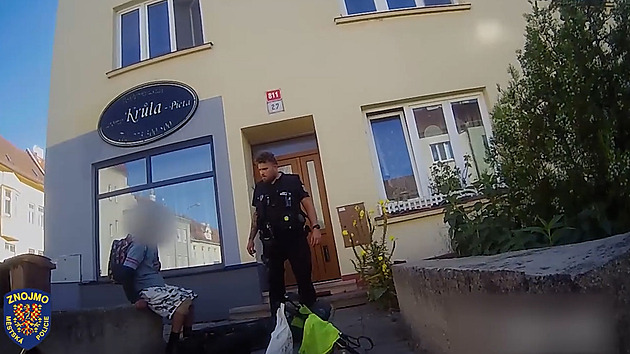 Opilec používal moped jako odrážedlo, pak spadl do trávy. Na stroj neměl řidičák