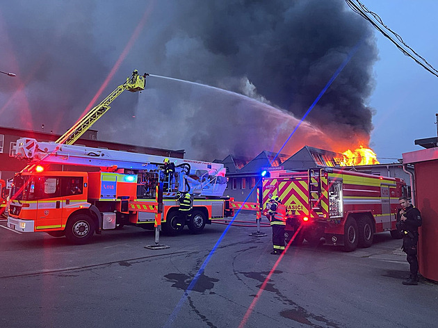 V Ostravě hoří hala s odpadem. Podle měření je ovzduší bez nebezpečných zplodin