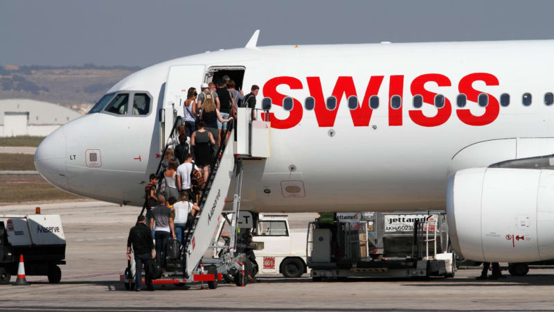 Byznysmen sexuálně napadl 15letou dívku za letu, kvůli šoku nekladla odpor. Vyvázl s podmínkou