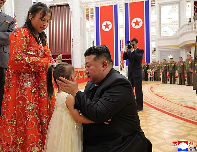 KLDR uspořádala hostinu pro vojáky, kteří bojovali v Rusku. Kim je objímal a litoval