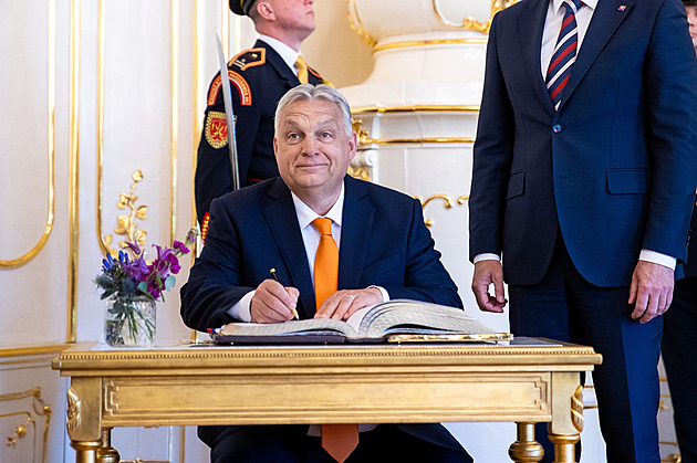 Zuřím jako ty, kamaráde. Vyřiď to i Slovákům, odepsal Trump fixou na Orbánovu stížnost