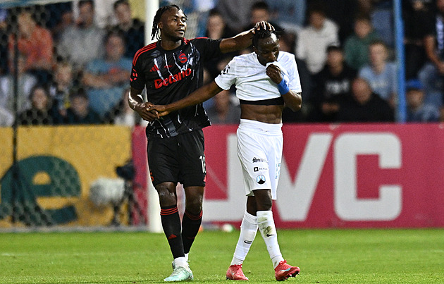 Je jako stroj. Vysekaný Uchenna nesleze ze  hřiště, Priske už se o něj skoro bojí