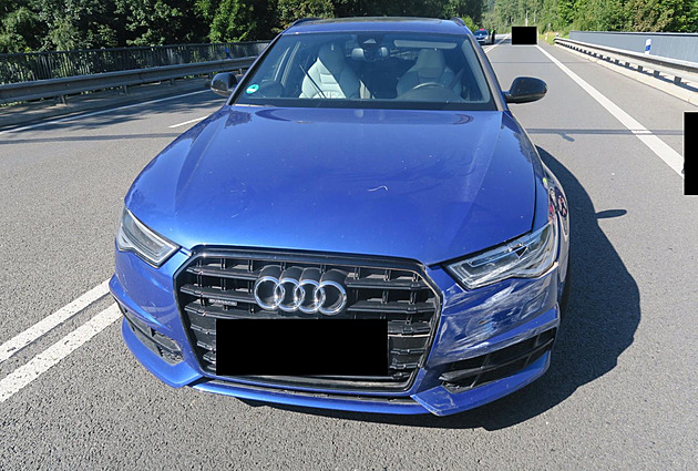 Za dvě hodiny hlídky zadržely tři kradené vozy. Ujíždějící řidička srazila policistu