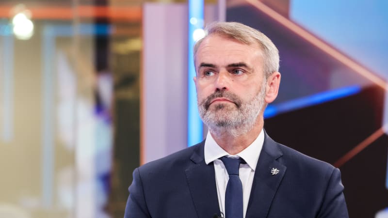 PROFIL Roberta Šlachty: Místo kmotrů loví hlasy. Prorazí senátor s one man show i do Sněmovny?