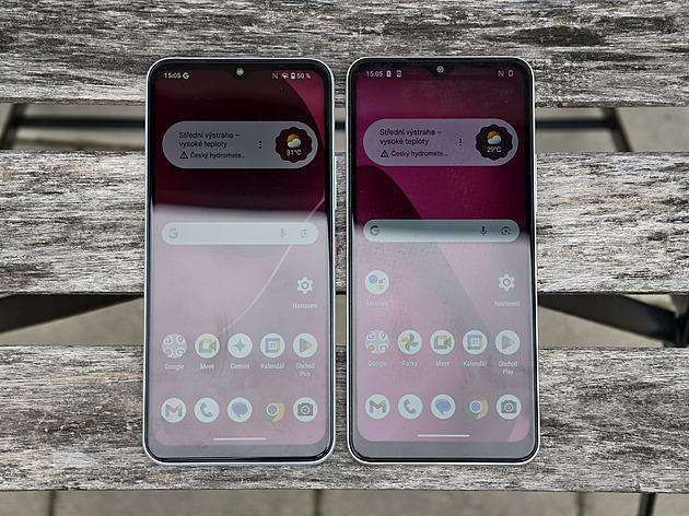 Telefon od operátora vsadil na minimalismus. Oproti předchůdci je výhodnější