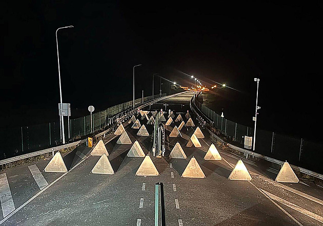 Mosty připravené ke zničení, stromové překážky. Pobaltí staví obrannou linii