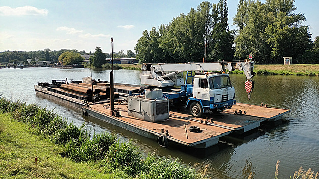 Po Labi poplují lodě s bahnem. Pardubický Čičák čeká očista za více než 11 milionů