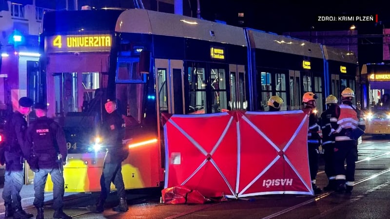 Tramvaj usmrtila v Plzni ženu. Zakopla při přebíhání kolejí, řidič nestačil zareagovat