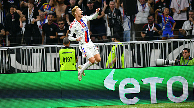 Šulc asistoval, Karabec gólem pečetil výhru. Lyon porazil Mety a je v čele ligy