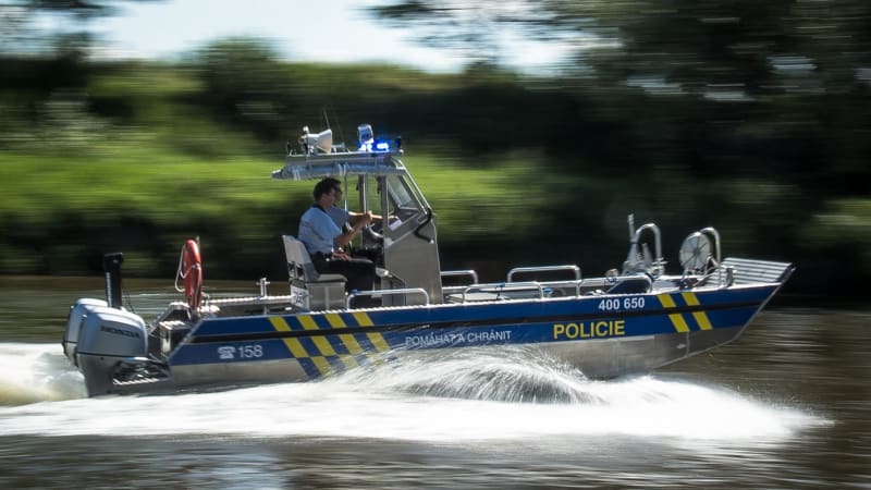 Drama na Vltavě: Muž u Vraného napadl cestující na lodi, s níž pak ujel. Stíhal ho i vrtulník