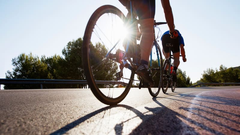 Tragická smrt cyklisty ve Španělsku: 17letý závodník zemřel po pádu. Původně ani neměl jet