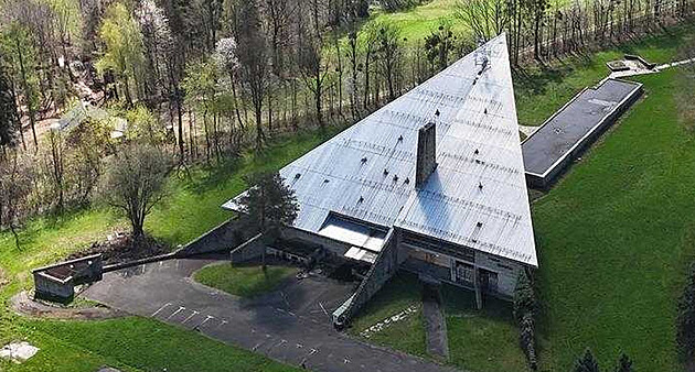 Firma chce přestavět hotel z Party hic. Její prohlášení protesty neutišilo