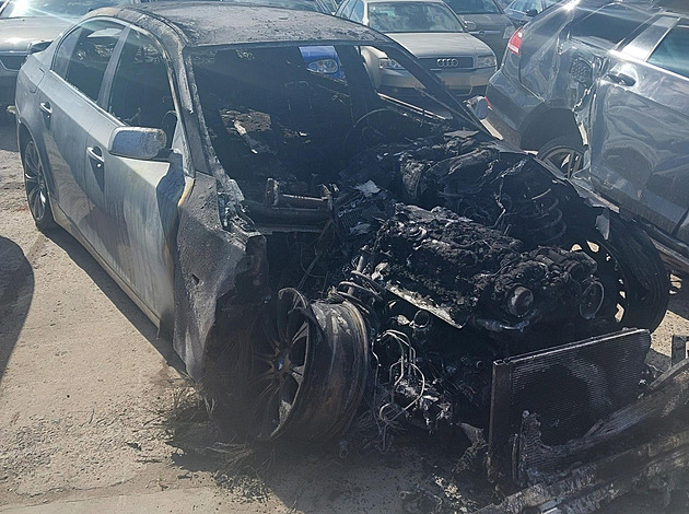 Ve vilkové čtvrti v Náchodě v noci někdo zapálil auto, policie hledá svědky