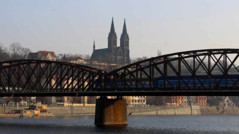 Komplikace na železnici: Mezi Smíchovem a Hlavním nádražím nejezdí vlaky. Bagr strhl vedení