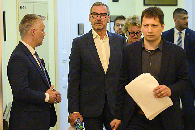 Generál Halenka dostane za nezákonné stíhání miliony, stát mu má platit i rentu