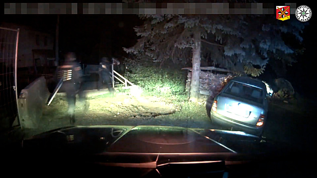 Po trávě i v protisměru. Řidič ujížděl policii, pak vyskočil z jedoucího auta