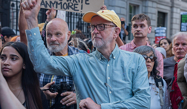 Další bolehlav labouristů. Odpadlík Corbyn je na vzestupu, boduje u mladých Britů