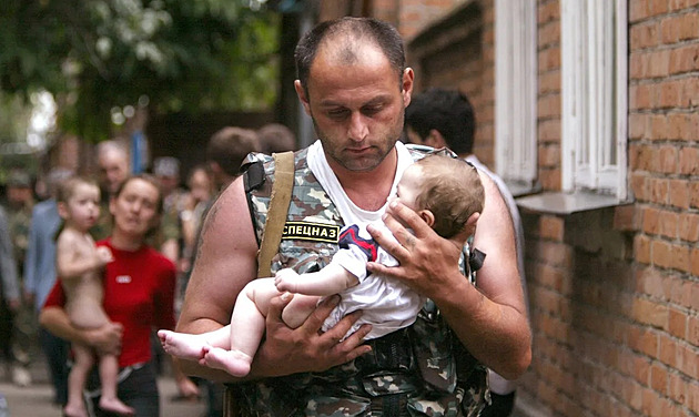 Specnaz s kojencem. Srdceryvná fotka zakryla zpackaný zásah v Beslanu