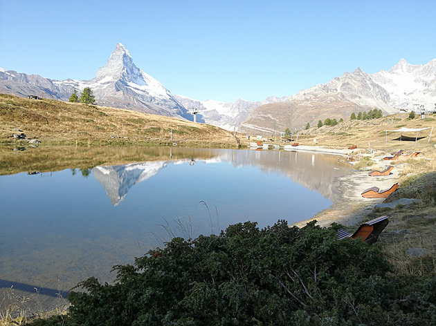 Dívka v šatičkách hledí na skálu ze svého hrobu. Matterhorn stále láká i zabíjí