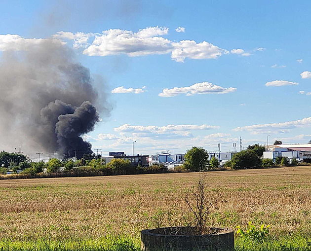 Na Pražském okruhu hoří autobus, provoz ve směru na letiště stojí