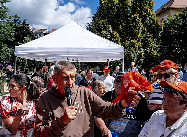 Lékaři mi radí klid, ruším program, vzkázal Babiš po napadení na mítinku