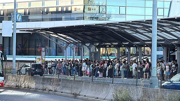 Metro stálo desítky minut v tunelu, lidé tápali. Dopravní podnik detaily nesděluje