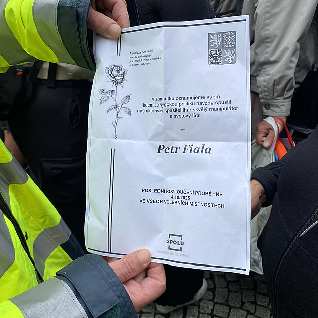 Fialovi přinesli odpůrci na mítink jeho „parte“, premiér ho odmítl podepsat