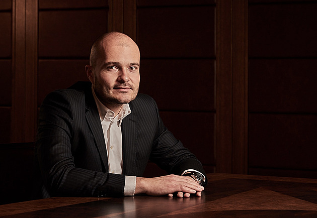 Zbrojař Michal Strnad skupuje české dovozce vozů Ferrari