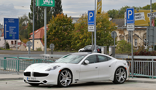 Konec výjimky. Majitelé elektroaut už musí v Plzni platit za parkování